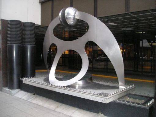 "Corazón Planetario" (1991), del escultor argentino Gyula Kosice. 